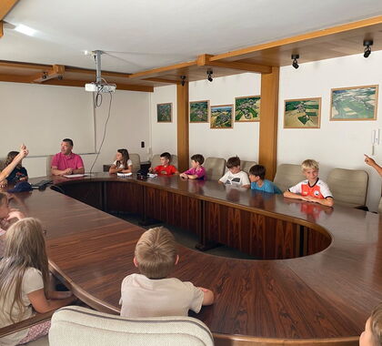 Bürgermeister beantwortet Fragen der Schüler der Klasse 4b