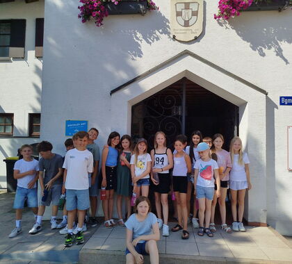 Gruppenfoto einer Schulklasse vor dem Rathaus der Gemeinde Weil
