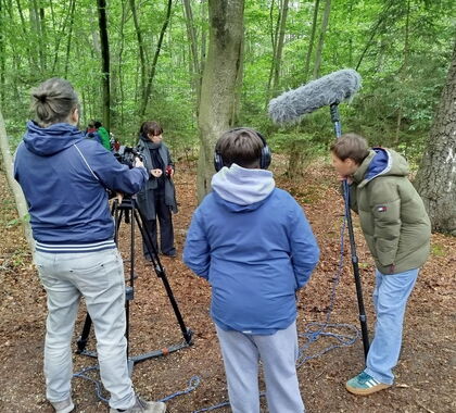 Die Schüler bei der Tonaufnahme im Wald