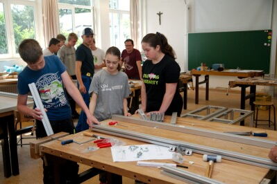 Kinder arbeiten an einer Werkbank