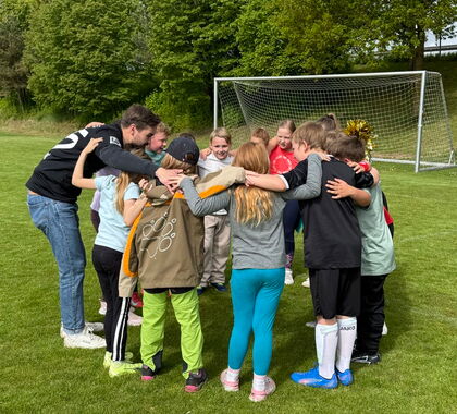 Trainer bespricht sich mit seiner Mannschaft