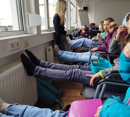 Schüler wärmen ihre Füße an Heizkörpern