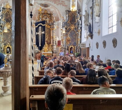 Blick in die mit Schülern gefüllte Kirche
