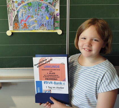 Schülerin Franziska hält ihre Urkunde für den 1. Platz hoch