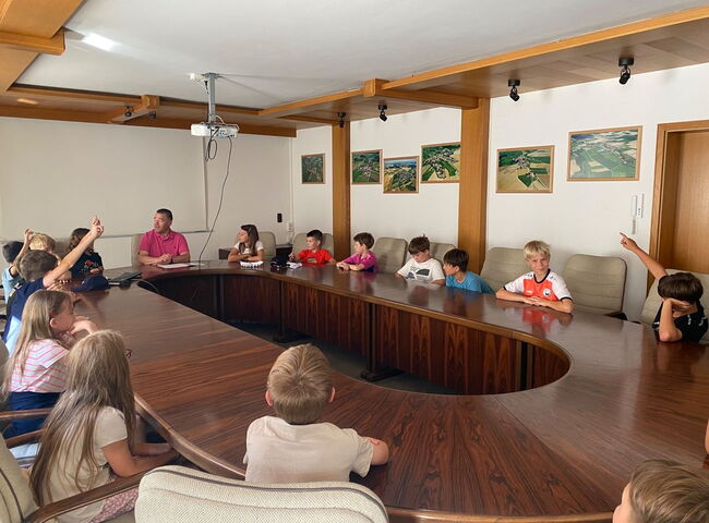 Bürgermeister beantwortet Fragen der Schüler der Klasse 4b