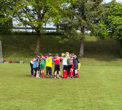 Schüler im Kreis bei einer Teambesprechung