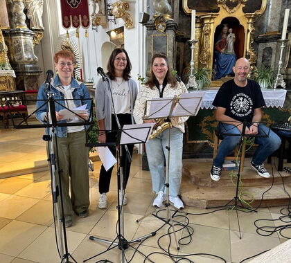 Eine Gruppe Musiker vor dem Altar
