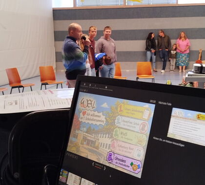 Blick auf einen Monitor und ein Mischpult