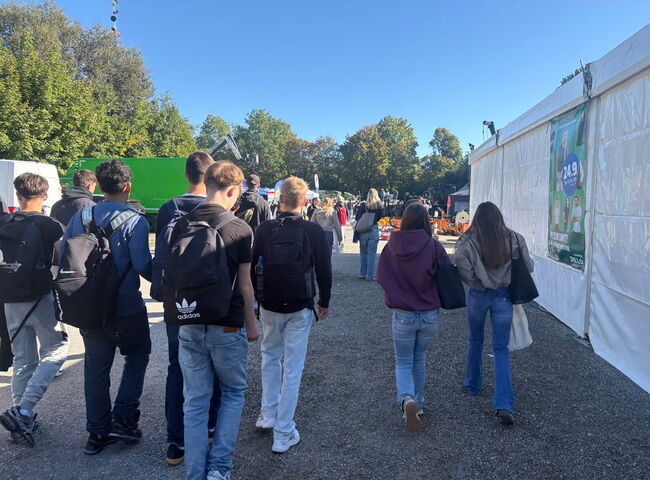 Schüler spazieren auf einem Messegelände