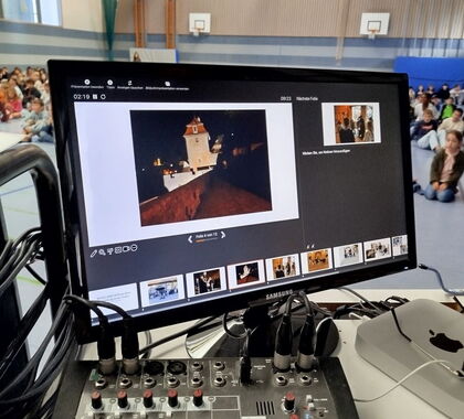 Blick auf einen Monitor und ein Mischpult