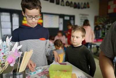 Zwei Schüler bereiten eine Dekoration vor