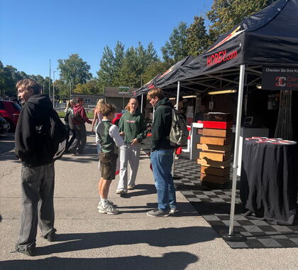Schüler vor einem Messestand