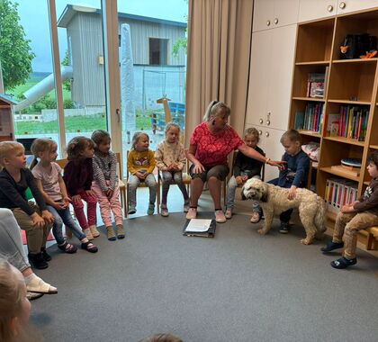 Gruppenfoto mit Schülern und Hund