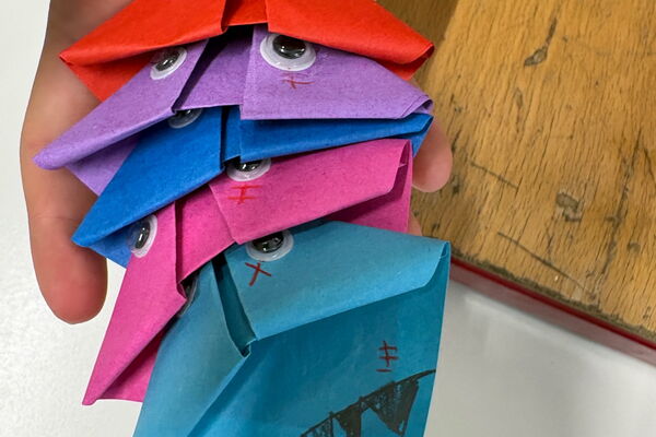 Bunte, selbstgebastelte Papiermonster