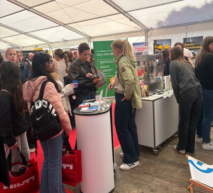 Schüler tummeln sich um einen Messestand