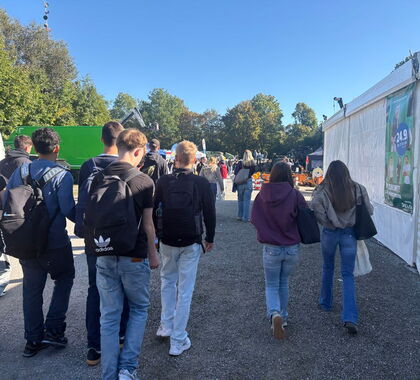 Schüler spazieren auf einem Messegelände