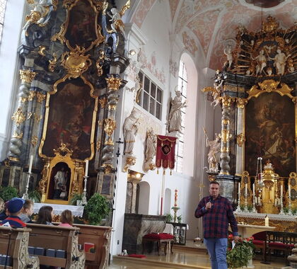 Ein Mann spricht in der Kirche in ein Mikrofon