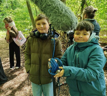 Zwei Schüler mit großem Mikro und Kabel