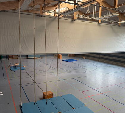 Aufgebauter Sportparcours in der Turnhalle