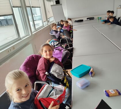 Schüler sitzen gemeinsam an einem Tisch