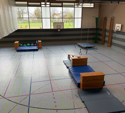 Aufgebauter Sportparcours in der Turnhalle