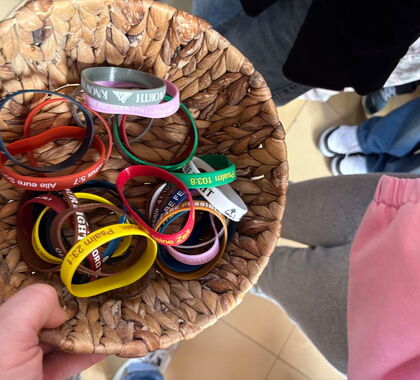 Ein Korb gefüllt mit bunten Gummiarmbändern