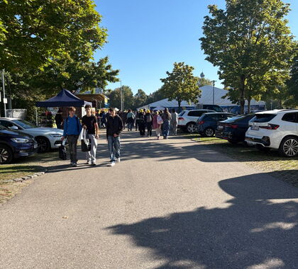 Schüler marschieren auf einer Straße