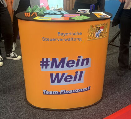 Ein Messestand mit der Aufschrift #MeinWeil Team Finanzamt